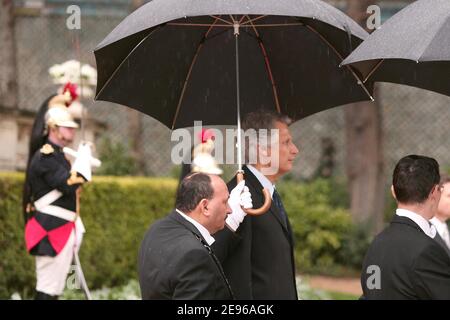 Le Premier ministre français Dominique de Villepin attend sous la pluie l'arrivée du roi Juan Carlos et de la reine Sofia d'Espagne à l'hôtel Matignon le 28 mars 2006, dans le cadre de la visite d'État de 3 jours des Royals espagnols en France. Photo de Nebinger-Orban/ABACAPRESS.COM Banque D'Images