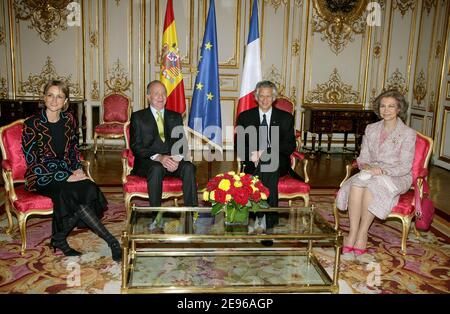 Le roi Juan Carlos et la reine Sofia d'Espagne sont accueillis à l'hôtel Matignon par le Premier ministre français Dominique de Villepin et sa femme Marie-Laure le 28 mars 2006, dans le cadre de la visite d'État de 3 jours des Royals espagnols en France. Photo de Nebinger-Orban/ABACAPRESS.COM Banque D'Images