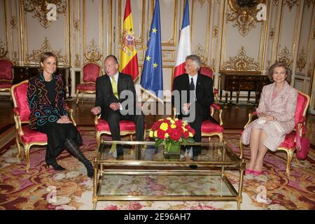 Le roi Juan Carlos et la reine Sofia d'Espagne sont accueillis à l'hôtel Matignon par le Premier ministre français Dominique de Villepin et sa femme Marie-Laure le 28 mars 2006, dans le cadre de la visite d'État de 3 jours des Royals espagnols en France. Photo de Nebinger-Orban/ABACAPRESS.COM Banque D'Images