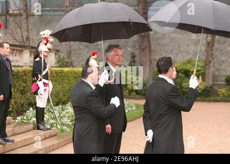 Le Premier ministre français Dominique de Villepin attend sous la pluie l'arrivée du roi Juan Carlos et de la reine Sofia d'Espagne à l'hôtel Matignon le 28 mars 2006, dans le cadre de la visite d'État de 3 jours des Royals espagnols en France. Photo de Nebinger-Orban/ABACAPRESS.COM Banque D'Images