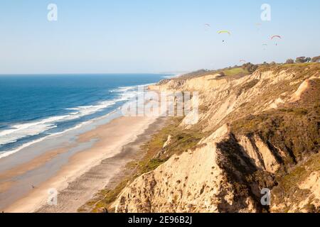 Magnifique paysage de plage - plage de sable jaune et rocheuse avec des vagues bleues. Banque D'Images
