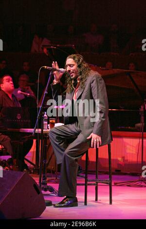 Le chanteur espagnol Diego El Cigala se produit en direct au Cirque d'hiver à Paris, en France, le 28 mars 2006. Photo de Denis Guignebourg/ABACAPRESS.COM Banque D'Images