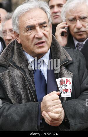 Dominique Strauss-Kahn, membre du Parti socialiste français, lors de la manifestation contre le Premier contrat d'emploi (CPE) contesté par le gouvernement, un contrat de travail permanent pour les moins de 26 ans à Paris le 28 mars 2006. Photo de Mousse-Taamallah/ABACAPRESS.COM Banque D'Images