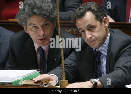 Le ministre français des Finances Thierry Breton et le Premier ministre français Dominique de Villepin lors du débat sur le CPE à l'Assemblée nationale, à Paris, le 29 mars 2006. Photo de Mehdi Taamallah/ABACAPRESS.COM. Banque D'Images