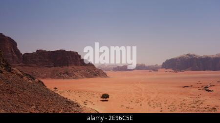 Vue de dessus de montagne des déserts arides dans le sud de la Jordanie