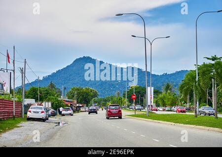 Paysage de l'autoroute sur une île tropicale. Arbres verts le long de la route. Langkawi, Malaisie - 07.18.2020 Banque D'Images