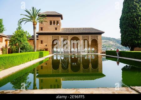 Les jardins du Palais partal et la Tour des Dames se reflètent dans un étang, Alhambra y Generalife, Grenade, Andalousie, Espagne Banque D'Images