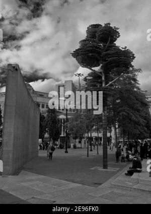 Tadao Ando, Piccadilly Gardens, Manchester, mur sur pied, art, art moderne, controversé, mur en béton, moderniste, arbre du souvenir, acier Banque D'Images