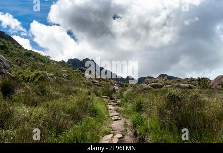 Homme randonnée dans le paysage de montagne au Brésil Banque D'Images