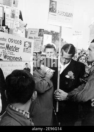 Un prisonnier de guerre allemand retourné a identifié le fils de cette femme. Il ne retournera jamais parce qu'il est mort. Prisonniers libérés par l'Union soviétique, Allemagne, 1955 Banque D'Images