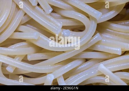 Une image en gros plan des nouilles spaghetti cuites montre la texture des pâtes. Banque D'Images