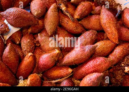 Salak aux fruits à serpent dans une épicerie malaisienne. Banque D'Images