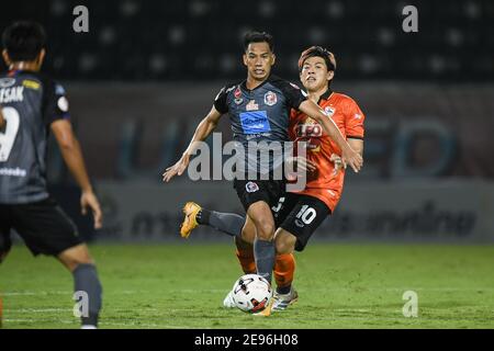 Nitipong Selanon (L) de Port FC vu en action pendant le match de la Ligue thaïlandaise 2020 entre Chiangrai United et Port FC au stade Singha.(score final; Chiangrai United 1:2 Port FC) Banque D'Images