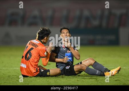 Nitipong Selanon (R) de Port FC vu pendant le match de la Ligue thaïlandaise 2020 entre Chiangrai United et Port FC au stade Singha.(score final; Chiangrai United 1:2 Port FC) Banque D'Images