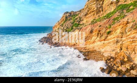 Cap Cabo Espichel au coucher du soleil avec falaises et paysage océanique de l'Atlantique. Côte occidentale de l'Eurasie. Sesimbra, côte du Portugal Banque D'Images