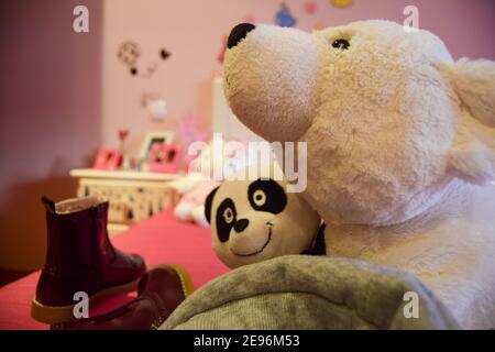 Chambre Pinky Girl avec jouets pour filles dans le lit Banque D'Images