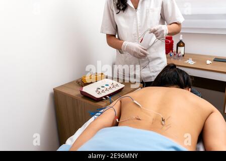 Photo de la personne anonyme ayant un traitement d'acupuncture pour les douleurs dorsales. Banque D'Images