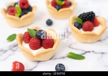 Mini tarte aux fruits et à la crème Banque D'Images