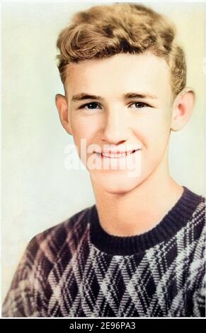 1946 CA, USA : le célèbre acteur américain GENE HACKMAN ( né à San Bernardino , Californie , 1930 ) quand était un jeune garçon âgé de 16 ans à l'école . Photographe inconnu .- HISTOIRE - FOTO STORICHE - ATTORE - FILM - CINÉMA - personalità da bambino bambini da giovane - personnalité personnalités quand était jeune - FANTAZIA - ENFANCE - BAMBINO - BAMBINI - ENFANTS - ENFANT - sourire sorriso --- ARCHIVIO GBB Banque D'Images