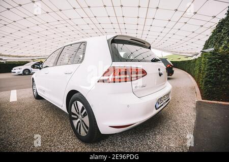 Wolfsburg, Allemagne - 19 juin 2016 : voiture électrique Volkswagen VW e-Golf dans les rues de la ville. Volkswagen est un constructeur automobile allemand dont le siège est situé à Wolfsburg, en Allemagne. Banque D'Images