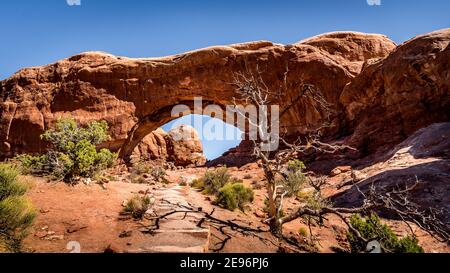 La North Window Arch, l'une des nombreuses grandes arches en grès du parc national d'Arches, Utah, États-Unis Banque D'Images