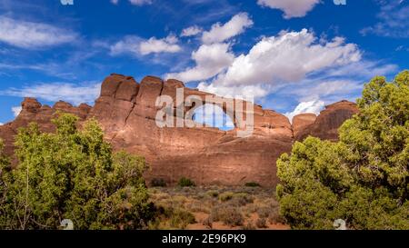 Skyline Arch dans le Devil's Garden, l'une des nombreuses arches en grès du parc national d'Arches près de Moab, Utah, États-Unis Banque D'Images