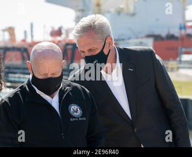 Houston, TX États-Unis 2 février 2021 : le chef de la minorité de la Chambre des États-Unis KEVIN MCCARTHY, (r) confère avec le représentant Kevin Brady du Texas, à la tête d'un groupe de parlementaires critiquant l'annulation par le président Joe Biden du projet de pipeline Keystone XL et d'autres nouvelles politiques énergétiques qu'ils disent nuire à l'économie du Texas. Le groupe a visité une installation de chargement en cours d'eau sur le chenal Houston Ship Channel. Crédit : Bob Daemmrich/Alay Live News Banque D'Images