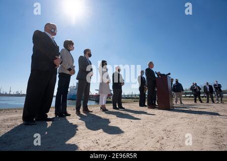 Houston, TX États-Unis 2 février 2021: Le chef de la minorité de la Chambre des États-Unis, Kevin McCarthy, dirige un groupe de députés critiquant l'annulation par le président Joe Biden du projet de pipeline Keystone XL et d'autres nouvelles politiques énergétiques qu'ils disent nuisent à l'économie du Texas. Le groupe a visité une installation de chargement en cours d'eau sur le chenal Houston Ship Channel. Crédit : Bob Daemmrich/Alay Live News Banque D'Images