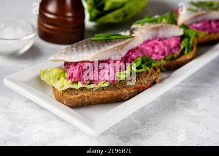 Sandwichs avec hareng, betterave et salade verte Banque D'Images