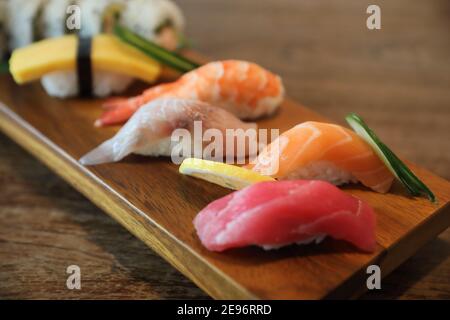 Ensemble de sushi nigiri et sushi maki servi sur bois japonais nourriture Banque D'Images