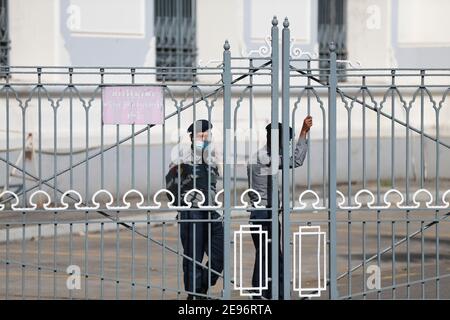 (210203) -- BEIJING, 3 février 2021 (Xinhua) -- des gardes de sécurité sont vus à l'entrée de l'hôtel de ville de Yangon, Myanmar, le 2 février 2021. Une majorité des ministres régionaux et des chefs d'État ont été libérés mardi après la détention d'une journée de l'armée, a déclaré un haut responsable militaire à Xinhua. Aung San Suu Kyi, conseillère d'État du Myanmar, le président U Win Myint et d'autres hauts fonctionnaires de la Ligue nationale pour la démocratie (NLD) au pouvoir ont été arrêtés par les militaires au début de lundi. Le Bureau du Président a déclaré l'état d'urgence pendant un an et le pouvoir de l'État a été remis au commandant Banque D'Images