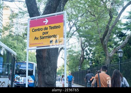 Buenos Aires, Argentine; 27 janvier 2021 : signalisation routière vers un centre d'essais pendant la pandémie du coronavirus, l'épidémie de Covid 19. Banque D'Images