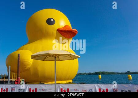 Canard géant en caoutchouc célébrera le 150e anniversaire du Canada, Toronto, Canada - 30 juin 2017 Banque D'Images