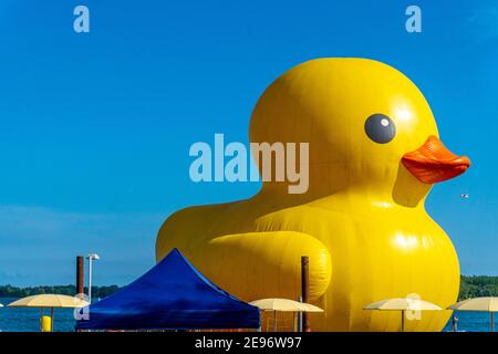 Canard géant en caoutchouc célébrera le 150e anniversaire du Canada, Toronto, Canada - 30 juin 2017 Banque D'Images