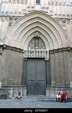 BARCELONE, ESPAGNE - AOÛT 14 : personnes se reposant devant la grande porte de la cathédrale gothique Santa Maria, le 14 août 2009 à Barcelone, Espagne. Banque D'Images