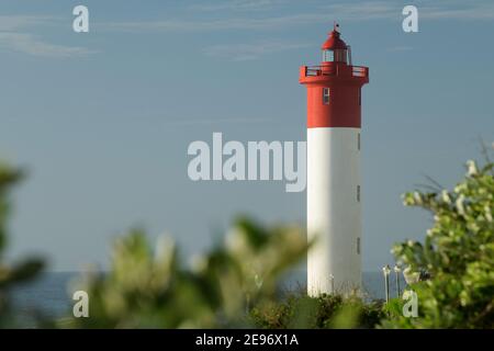 Phare sur la plage de Umhlanga Rocks, Durban, Afrique du Sud, bâtiment historique, sécurité maritime, balise lumineuse, dispositif d'avertissement, infrastructure Banque D'Images