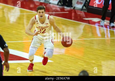 Madison, WI, États-Unis. 2 février 2021. Les Badgers du Wisconsin gardent Trevor Anderson #12 en action pendant le match de basket-ball NCAA entre les Nittany Lions de l'État de Pennsylvanie et les Badgers du Wisconsin au centre Kohl de Madison, WISCONSIN. John Fisher/CSM/Alamy Live News Banque D'Images