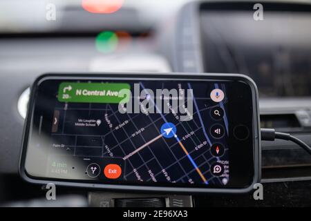 GPS affiché sur le téléphone portable au-dessus du tableau de bord d'une voiture Banque D'Images