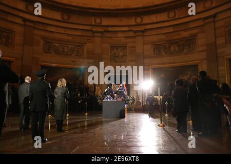 Les officiers de police du Capitole des États-Unis saluent après avoir placé sur un stand l'urne tenant les restes de l'autre officier Brian Sicknick, Qui est décédé le 7 janvier des blessures qu'il a subies pendant la protection du Capitole des États-Unis pendant l'attaque de janvier 6 sur le bâtiment, pour se trouver en honneur dans le Capitol Rotunda au Capitole des États-Unis à Washington, États-Unis, le 2 février 2021.Credit: Leah Milis/Pool via CNP/MediaPunch Banque D'Images