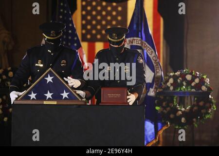 Les officiers de police du Capitole des États-Unis placent sur un stand l'urne tenant les restes de l'autre officier Brian Sicknick, Qui est décédé le 7 janvier des blessures qu'il a subies lors de la protection du Capitole des États-Unis pendant l'attaque du 6 janvier sur le bâtiment, pour se trouver en honneur dans la rotonde du Capitole au Capitole des États-Unis à Washington, États-Unis, le 2 février 2021. Crédit: Leah Milis/Pool via CNP/MediaPunch Banque D'Images