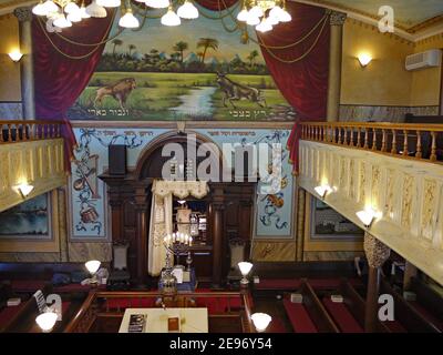 Intérieur d'une synagogue à l'ancienne avec balcon pour femmes, Congrégation Knesset Yisroel à Toronto, construite en 1913 Banque D'Images