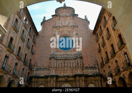 Vue sur l'Arc de l'Atrium et la façade de l' Basilique du monastère de Montserrat Banque D'Images