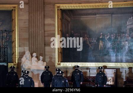 Washington, DC, États-Unis. 2 février 2021. Les officiers de police du Capitole des États-Unis se réunissent dans la rotonde du Capitole lors d'une cérémonie en mémoire de l'officier Brian D. Sicknick, 42 ans, qui sera en honneur dans la rotonde à partir de mardi soir, le 2 février 2021. L'officier Sicknick a réagi à l'émeute au Capitole des États-Unis le mercredi 6 janvier 2021, lorsqu'il a été mortellement blessé alors qu'il s'engageait physiquement dans la foule. Les membres du Congrès rendent hommage à l'officier mercredi matin avant son inhumation au cimetière national d'Arlington. Crédit: Salwan Georges/Pool via CNP/Media Punch/Alay Live News Banque D'Images