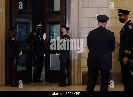 Washington, DC, États-Unis. 2 février 2021. Les officiers de police du Capitole des États-Unis se réunissent dans la rotonde du Capitole où Brian D. Sicknick, 42 ans, sera en honneur à partir du mardi soir, le 2 février 2021. L'officier Sicknick a réagi à l'émeute au Capitole des États-Unis le mercredi 6 janvier 2021, lorsqu'il a été mortellement blessé alors qu'il s'engageait physiquement dans la foule. Les membres du Congrès rendent hommage à l'officier mercredi matin avant son inhumation au cimetière national d'Arlington. Crédit: Salwan Georges/Pool via CNP/Media Punch/Alay Live News Banque D'Images