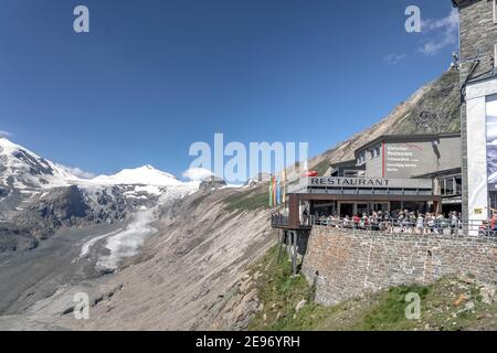 Grossglockner, Autriche - 8 août 2020 : les touristes admirent le sommet de Grossglockner au point de vue de kaiser-franz-josefs-hohe Banque D'Images