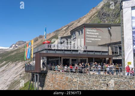 Grossglockner, Autriche - 8 août 2020 : les touristes admirent le sommet de Grossglockner au point de vue de kaiser-franz-josefs-hohe Banque D'Images