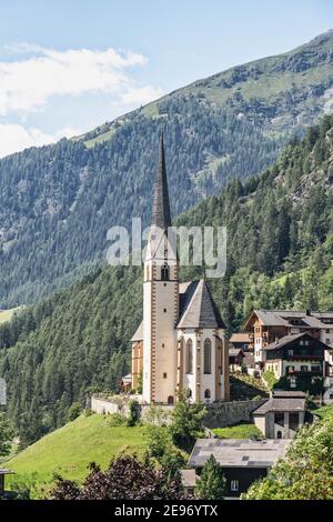 Église Saint-Vincent dans le village autrichien de Heiligenblut dans la montagne Grossglockner Banque D'Images