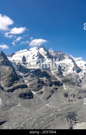 Sommet enneigé de Grossglockner avec glacier de Pasterze du point de vue de kaiser-franz-josefs-hoehe en Autriche Banque D'Images