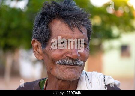 TIKAMGARH, MADHYA PRADESH, INDE - 23 JANVIER 2021 : portrait du vieil homme indien. Banque D'Images