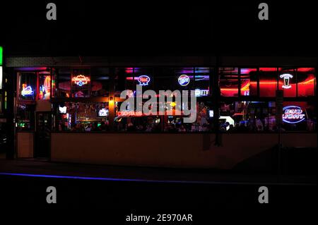 Lumières colorées dans un bar la nuit à Spokane, Washington Banque D'Images